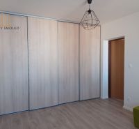 A 2 szobás lakásban beépített szekrény és fa dekorációjú padló található.