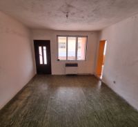 Üres szoba fa dekor padlóval egy családi házban.