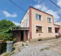 Családi ház a Šípošova utcában Ipolyságon, zölddel és konténerekkel körülvéve.