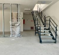 Lépcsőházi belső tér raktárakban és csarnokokban fémkorláttal és tartógerendával.