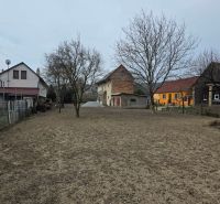 Családi ház Na Sihoti kiterjedt telekkel és lombtalan fákkal.