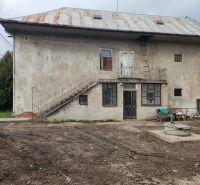 Családi ház a Na Sihoti-nál régebbi homlokzattal, beton udvarral és külső lépcsővel.