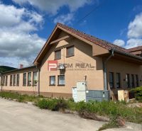 Gyártóhelyiségek az Új utcában, Pozsony III. kerületében, zöld környezettel.