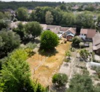 Kilátás a kertre a Vištuk városában, a Vištuk utca 158. szám alatt található családi háznál.