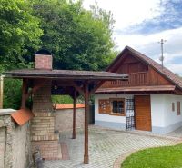 Családi ház Mikušovce-ben kerti pavilonnal és téglakéménnyel.