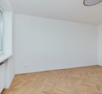 Üres szoba fa hatású padlóval egy háromszobás lakásban.