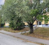 Benadová utca Kassán - Dargovských hrdinov városrész, zölddel körülvett lakóház.