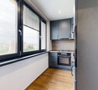 Konyha egy 4 szobás lakásban kilátással, fa dekoros padlóval, modern felszereléssel.