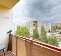 Kilátás egy négy szobás lakás erkélyéről a Benadová utcán, Kassán, lakóépületekkel.