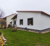 Családi ház a Vinohradnícka utcában Nagykürtösön, füves kerttel és fával.