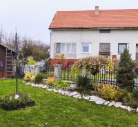 Családi ház Nagykürtösön kerttel és fa előtetővel.