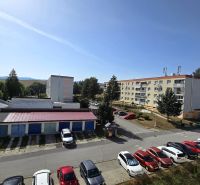 Kilátás a panelházakra és a parkolóra a Nemčianska úton Besztercebányán.