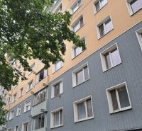 Lakóház a Fő utcán Stupavában, fákkal az előtérben.