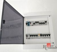 Négy szobás lakás elektromos elosztószekrénye nyitott biztosítékokkal.