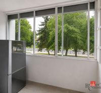 Üvegezett loggia növényekkel az ablak előtt egy 4 szobás lakásban.
