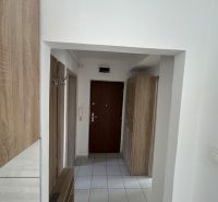 Előszoba szekrényekkel és csempével egy háromszobás lakásban.