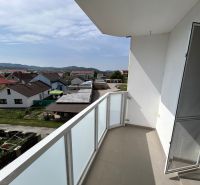Kilátás az erkélyről egy háromszobás lakásban a Dubnica nad Váhom-i Okružná utcában.
