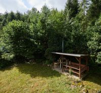 A Jaklovce-i ház kertje a Rovná 61 alatt, pavilonnal és környező zöldterülettel.