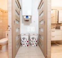 Fürdőszoba és WC családi házban csempével és tolóajtókkal.