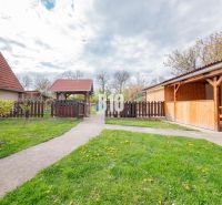 Nyitra, családi ház, kert fa pavilonnal, járdával és kerítéssel.
