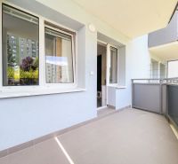 Erkély egy kétszobás lakásban a Halalovkán, Trencsénben, kilátással a környező panelházakra.