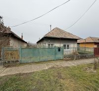 Családi ház Sikenicán régebbi kerítéssel és kerttel, más házak által körülvéve.