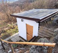 Kis házikó ferde tetővel Dolné Orešanyban, a dombos Dolné Orešany utcában.