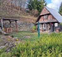 Faház fa dekorációval Dolné Orešany faluban, Dolné Orešany utcában, természettel körülvéve.