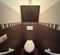 WC mintás csempével a háromszobás lakásban.