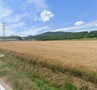 Mezőgazdasági és erdőterületek a Smolenice-i Továrenská utcában, kilátással a hegyekre.