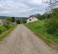 Telkek - lakóhely a Fő utcán Tovarnianska Poliankában, zöldövezet és vidéki környezet ölelésében.