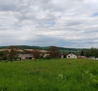 Építési telek Tovarnianska Polianka-ban, a Fő utcán, kilátással a tájra.