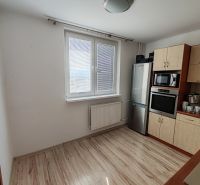 Konyha egy 3 szobás lakásban, ablakkal és fa dekorációjú padlóval.