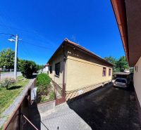 Családi ház a Sladkovičova 135-ben, Aranyosmarót, autóval az udvaron és kerttel.