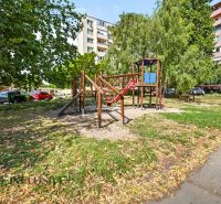 Játszótér a panelházak között Dunaszerdahelyen, a Neratovice téren.