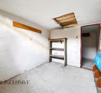 Minimalista szoba polcokkal egy háromszobás lakásban, betonpadló, semleges belső tér.