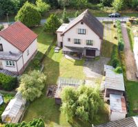 Kilátás egy családi házra a Na Vrších utcában, Sázavában, nagy kerttel.