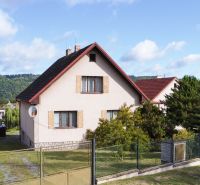 Családi ház a Na Vrších utcában, Sázavában, nagy kerttel és dombos háttérrel.