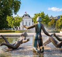 Szökőkút bronzszobrokkal és elnöknő a pozsonyi – Óvárosban, a Banskobystrická kertekben.