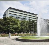 Szökőkút a Pozsony-Újvárosban található Récsei téren, háttérben egy lakóházzal.