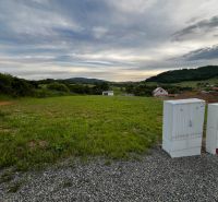 Telkek - lakóhely Stožkon, kilátással a dombokra és zöld rétekre.