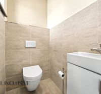 WC mosdóval és csempével családi házban.