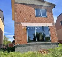 Családi ház Cerovában építési fázisban, vakolatlan téglafalú homlokzattal.