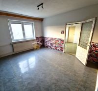 Szoba egy családi házban, díszített fallal és nagy ablakkal, fa dekorációjú padlóval.