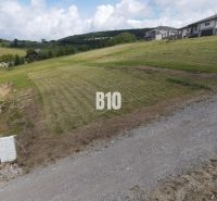 Telkek - lakóövezet Bitarovában, domboldalon, kilátással a vidéki tájra és házakra.