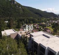 Az M. R. Štefánik utca épületének teteje Rajecké Teplicében, zölddel körülvéve.