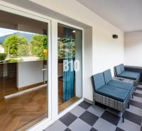 Rekreációs apartman Terchován erkéllyel, ahol kényelmes rattan ülőgarnitúrák és kilátás található.