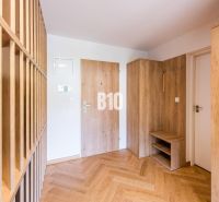 Fa dekorációjú előcsarnok, fa dekorációjú ajtók és padló a nyaraló apartmanban.