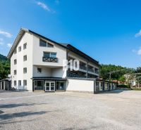 A teraszos apartman külseje Terchovában, tiszta égbolttal és körülötte zöldellő növényzettel.