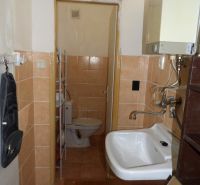 Két szobás lakás fürdőszobája WC-vel és mosdóval egyszerű stílusban.